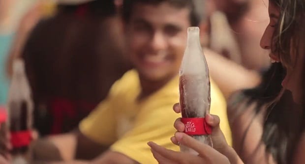 Coca-Cola выпустила бутылку, сделанную полностью изо льда