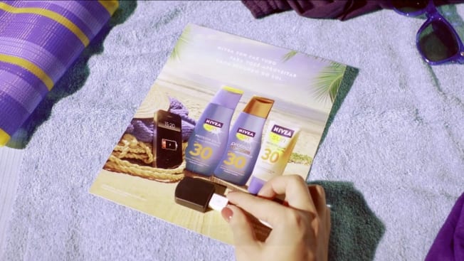 Nivea создала печатную рекламу для подзарядки телефонов на пляже