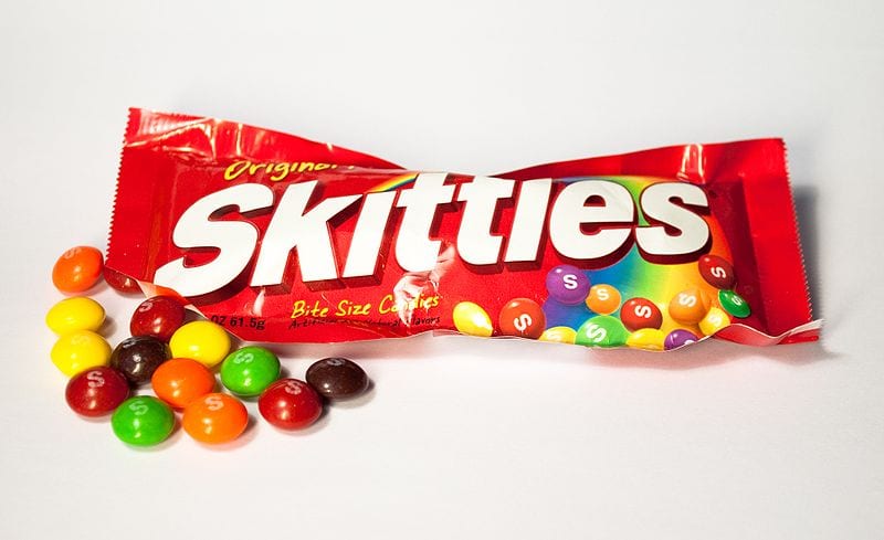 Skittles предлагает попробовать “радугу” через французский поцелуй