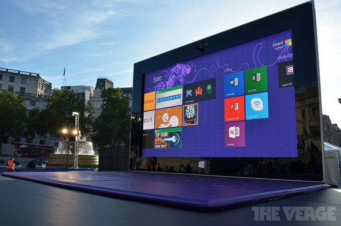 Microsoft установила в центре Лондона гигантский планшет Surface