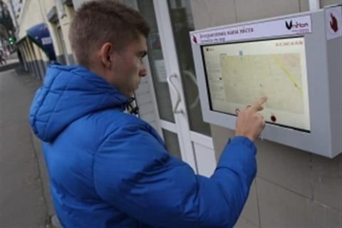 В центре Киева установили сенсорный дисплей с картами от Google