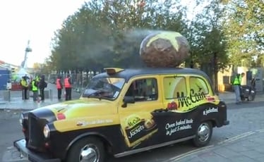 Компания MCCAIN подарила британцам неделю бесплатного такси и накормила печеной картошкой