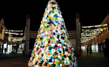 Необычное новогоднее творение: светящаяся елка из полиэтиленовых пакетов