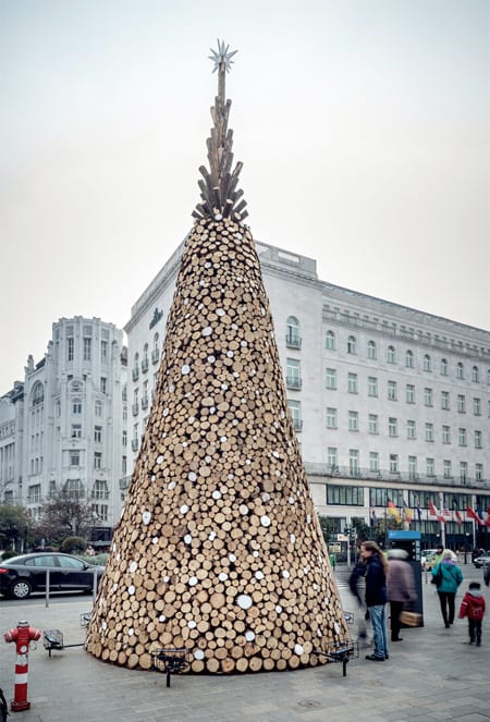 Благотворительная рождественская ель из полен в Будапеште