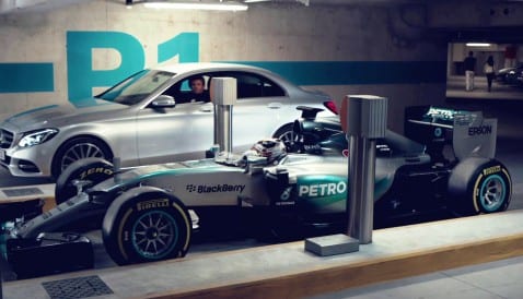 Пилоты команды Формулы-1 Льюис Хэмилтон и Нико Росберг снялись в рекламе нового авто Mercedes