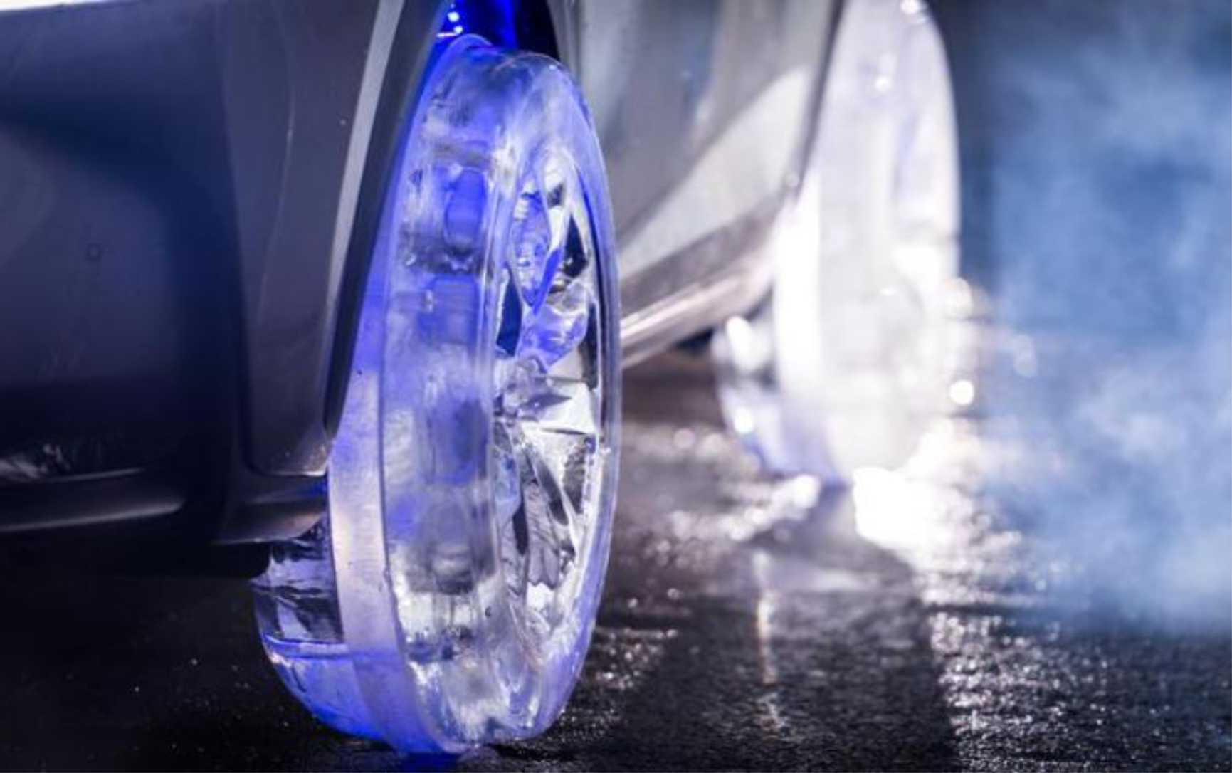 Lexus поставили на ледяные колеса