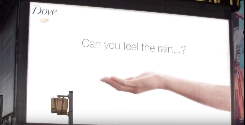 Dove запустила кампанию с билбордом, реагирующим на дождь