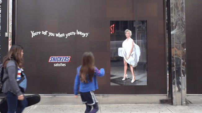 Мэрилин Монро ругает прохожих, рекламируя Snickers