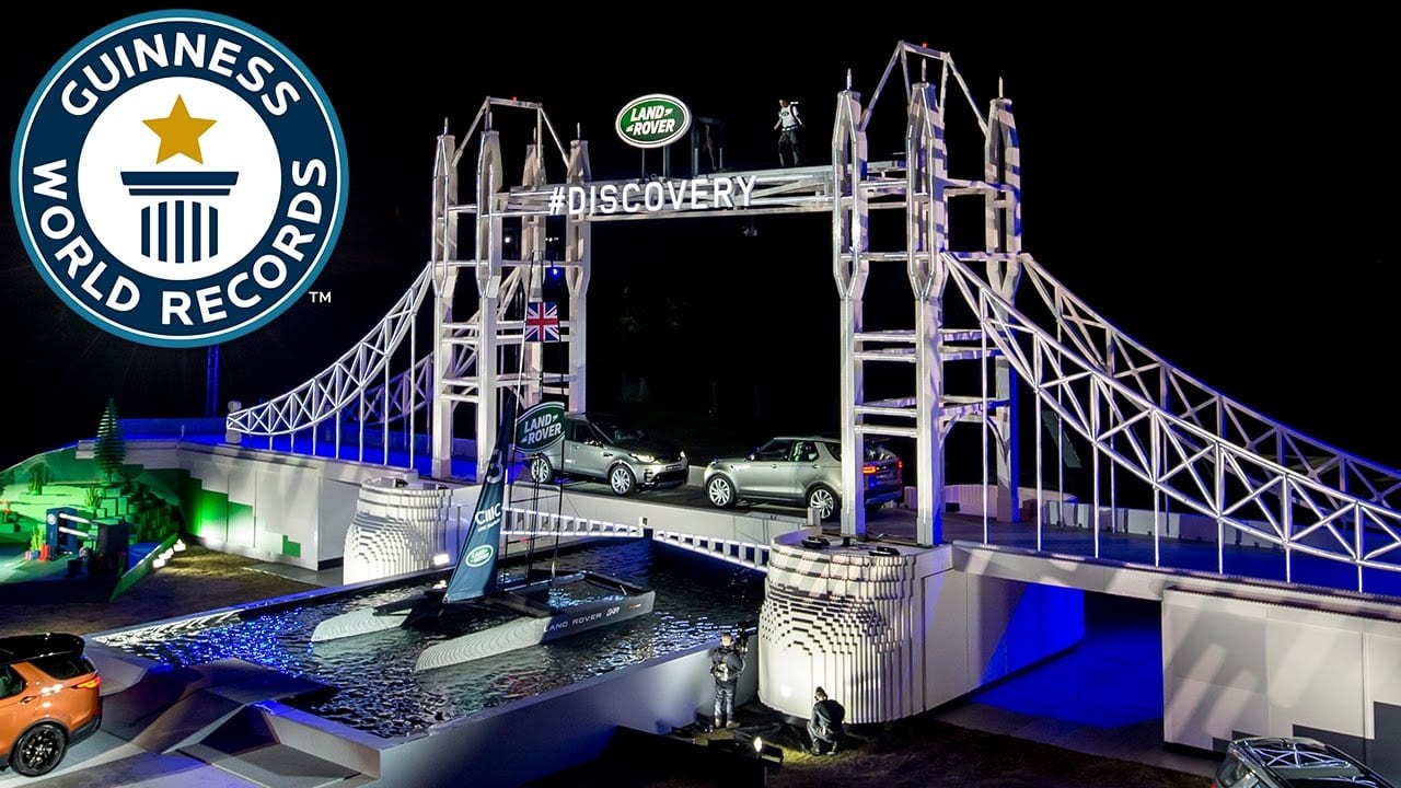Land Rover в рекламе нового авто представил 13-метровый Тауэрский мост, собранный из Lego