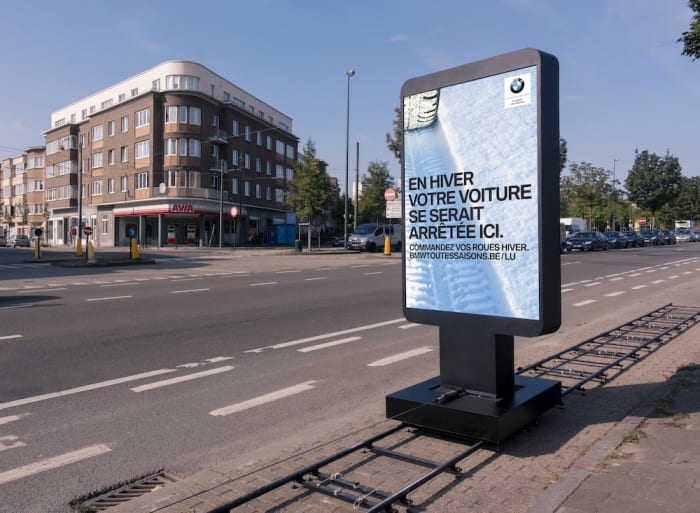 BMW выпустил рекламу с движущимся билбордом