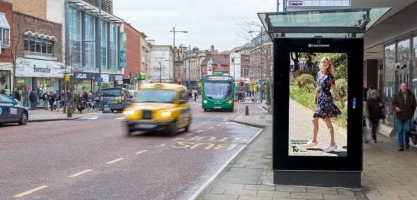 Sainsbury устроила в Великобритании показ мод на чувствующих погоду билбордах