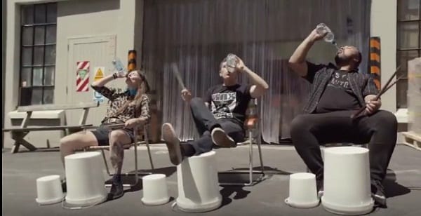 Новозеландские барабанщики изобразили поток в рекламе воды Pump