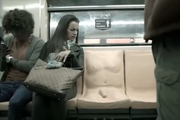 В метро Мехико предложили мужчинам испробовать на себе сексуальное насилие