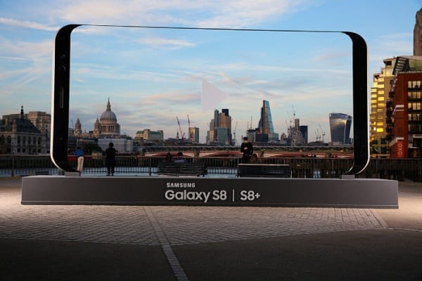 В Великобритании установили гигантские Galaxy S8