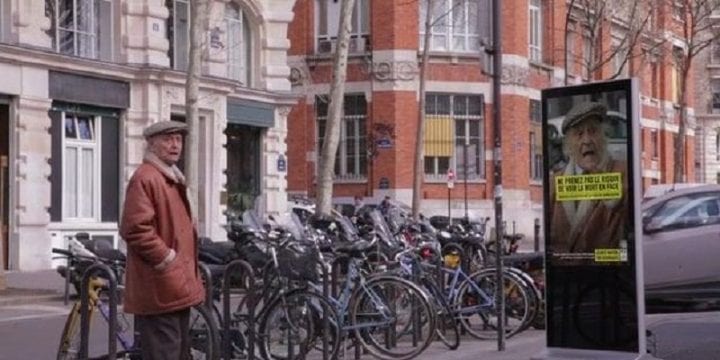 Легкомысленных пешеходов напугали билбордом, имитирующим аварию