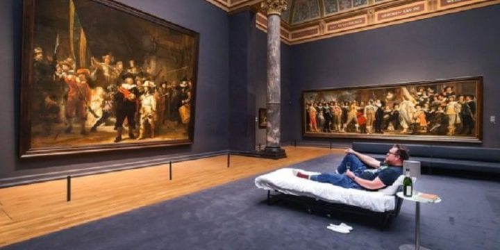 Посетитель музея переночевал перед картиной Рембрандта