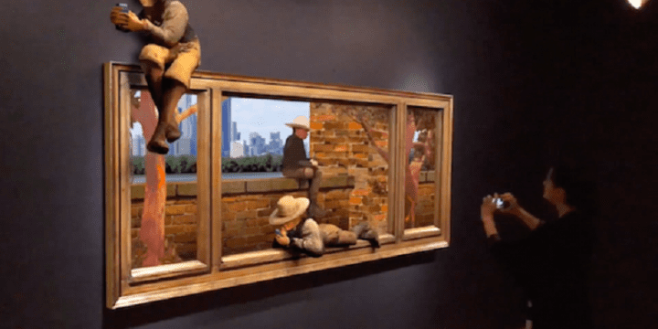 Музей «оживил» классические картины, которые высмеяли эпоху сэлфи