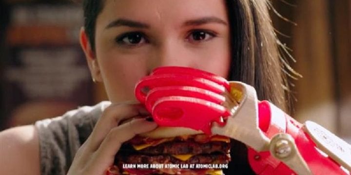 Burger King создали протезы, которые помогают держать гигантский воппер