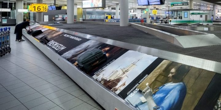 В амстердамском аэропорту историю искусств покажут на багажной ленте