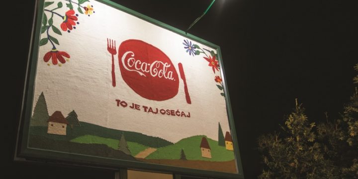 Coca-Cola разместила на улицах Сербии вязаные билборды