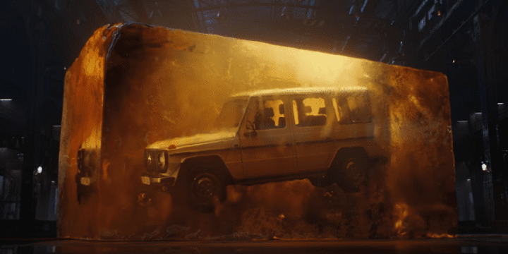 Mercedes G-Class заключили в янтарный куб для рекламы автомобиля