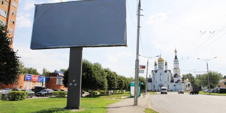В Киеве массово ликвидируют уличную рекламу