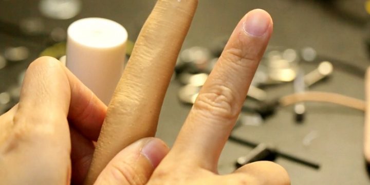 KFC создал синтетический палец, чтобы не запачкать смартфон