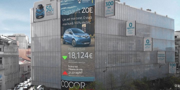Билборд Renault даёт скидку на электрокары бренда, если уровень загрязнения воздуха растет