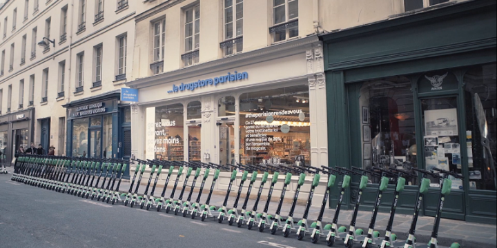 Le drugstore parisien. The Parisian Rendez-Vous