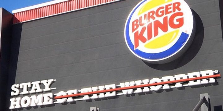 Burger King изменил свою вывеску, чтобы напомнить о правиле карантина
