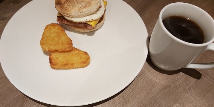 McDonald’s поделился рецептом МакМаффина с яйцом и котлетой