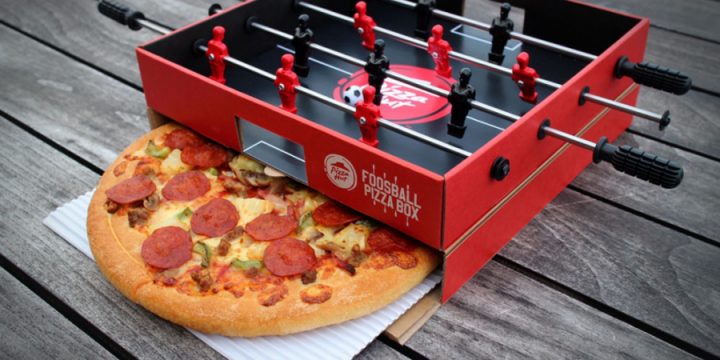 Pizza Hut совместили пиццу и футбол