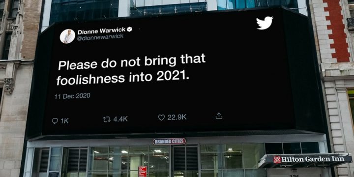 Twitter разместил билборды с твитами об уходящем 2020 годе