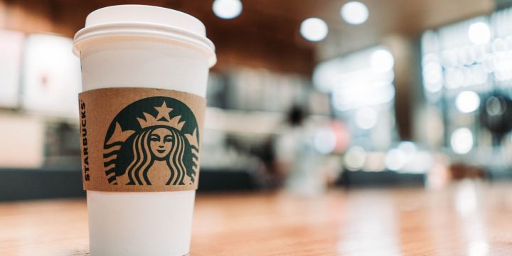 Starbucks выделит $100 млн на помощь малому бизнесу и общинам темнокожих